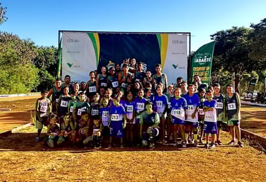 Alunos do Projeto Viva Handebol e o Atletismo e alunos do Viva o Atletismo na Pista da ABECAA