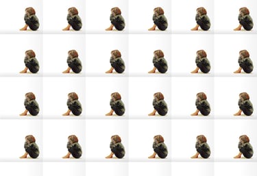 un dessin d'enfant assis, le visage dans ses mains, qui se repéte à l'infini