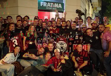 El club del Milan AC viene a alentar para su equipo en Fratina Sport Bar