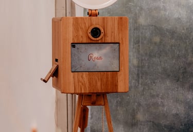 Photobooth en bois clair sur trépied avec éclairage circulaire, modèle Rosa, de loin