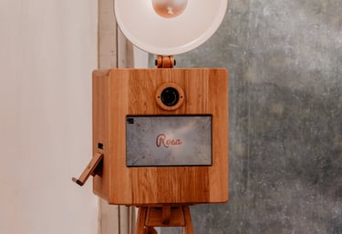 Photobooth en bois clair sur trépied avec éclairage circulaire, modèle Rosa, idéal pour les mariages