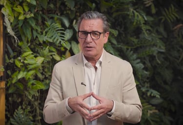 Homem dando aula com um fundo de plantas