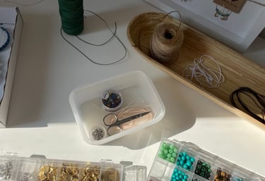 Arbeitsplatz von Caro mit Materialien, Perlen und Werkzeugen – hier entstehen ihre handmade Produkte