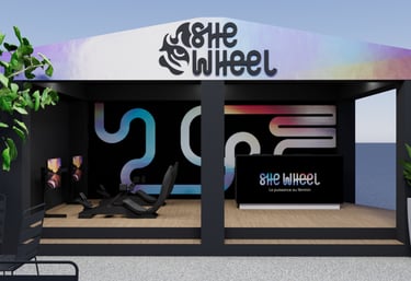 Vue de face du stand, de son logo, et des éléments de communications