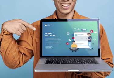 Un hombre apuntando a una laptop