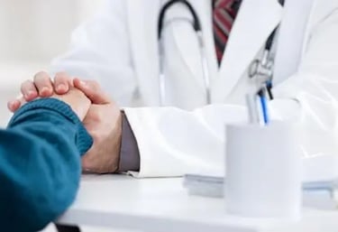 consultation personnalisée un médecin tient la main de son patient
