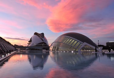 Atardecer en la Ciudad de las Artes y las Ciencias de Valencia, con el Hemisfèric y el Palau de les 