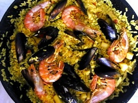 Foto de paella valenciana de marisco.
