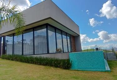 Casa Moderna com Piscina de Borda Infinita
