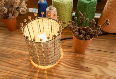 Petite lampe tissée à la main.