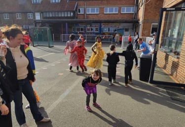 élèves qui jouent pendant la fête du carnaval