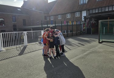 élèves unis dans la cour de récréation