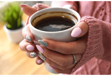 mulher com uma xícara de café