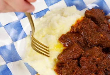 The Most Famous Hungarian Beef and Onion Stew – A Hearty and Flavorful Delight!