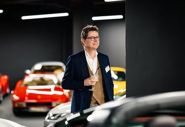 Invité lors d’un cocktail d’entreprise à Luxembourg dans un showroom de voitures de prestige.