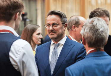 Photo du premier ministre Luxembourgeois Xavier Bettel en événement d'entreprise.