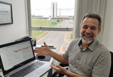 Empresário feliz vendo seu site na primeira página do Google.