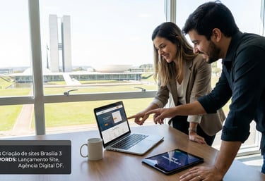 Cliente e desenvolvedor revisando o lançamento de um novo site.
