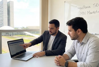 Consultor de marketing digital explicando estratégia de SEO em Brasília.