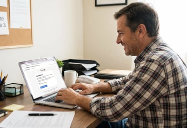 Empresário sorrindo após resolver um caso com o suporte do Google.