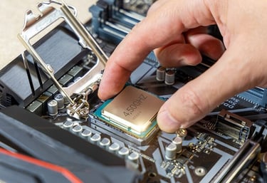 Técnico de informática em Lisboa a instalar processador de computador