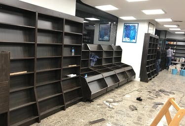 dost kitabevi rafları