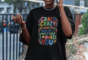 Camiseta oversized em puro algodão, confortável e estilosa, com estampa colorida e mensagem marcante