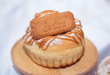 Rollo de canela gourmet de Lotus Biscoff con chorrito de caramelo y galleta por encima.