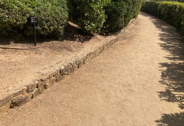 Camino de sauló estabilizado en jardín de vivienda en Platja d'Aro