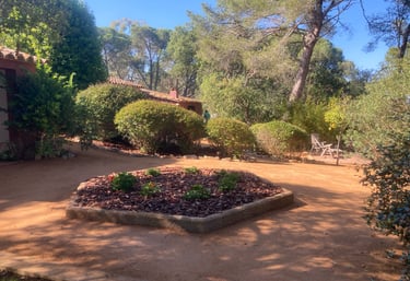 Mediterrane tuinaanleg en natuurlijke verharding bij een woning in Sant Feliu de Guíxols Costa Brava