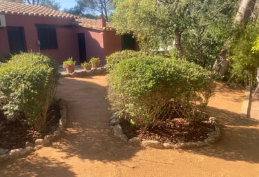 Mediterrane tuinaanleg en natuurlijke verharding bij een woning in Sant Feliu de Guíxols Costa Brava