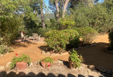 Camino de sauló estabilizado en jardín de vivienda en Santa Cristina d'Aro