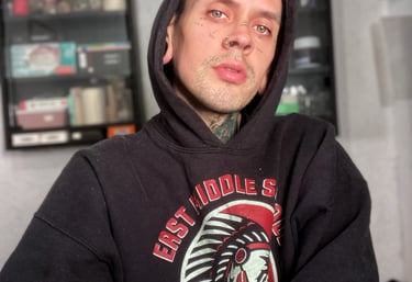 tatuaje neotradicional estilo anime en estudio de tatuador chileno Baztiel Tattoo