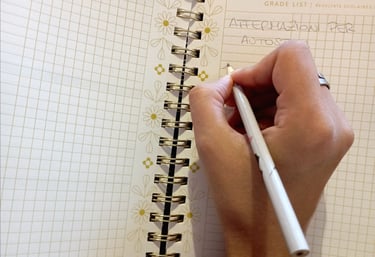 Donna che scrive affermazioni positive su un diario per il proprio percorso di crescita personale