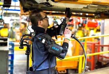 Hombre de mediana eded trabajando con exoesqueleto