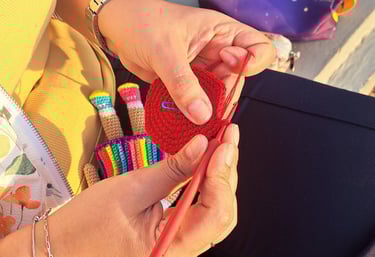 Las manos de una persona tejiendo un amigurumi a crochet