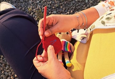 Una persona tejiendo a crochet un amigurumi