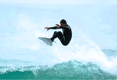 Surfista fazendo manobra na onda