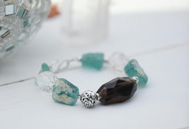 Pulsera de cuentas hecha a mano con piedras de turquesa cruda y cuarzo sobre una superficie