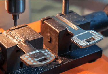 Máquina de cópias de chaves em funcionamento no Chaveiro Itumbiara em Itumbiara GO