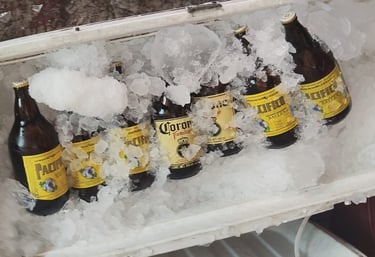 Un portable hielera con hielo y una cahuamas pacifico y coronas