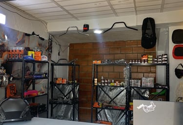 Tienda de repuestos para motocicletas con estanterías llenas de accesorios,manillares y equipamiento