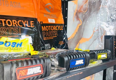 Repuestos de motocicleta empaquetados en una estantería metálica