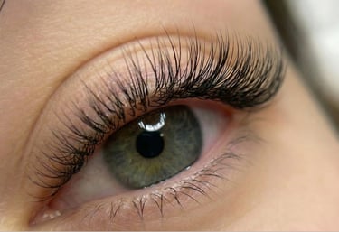 Extension ciglia effetto naturale Quiet Luxury eseguite nel centro estetico di Carmagnola