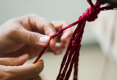 pieza de macramé hecha a mano