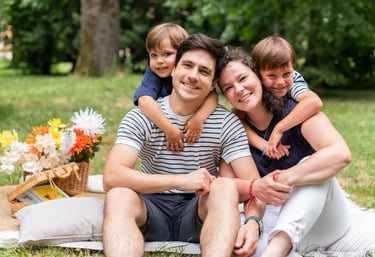 séance photo famille avec papa, maman et deux enfants habillés en marine et marinière, à Toulouse