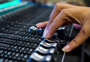 niveles de consola producción musical monochrome records