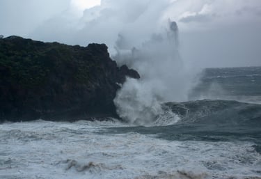 Gigantesca onda che si infrange sulla scogliera di Salina