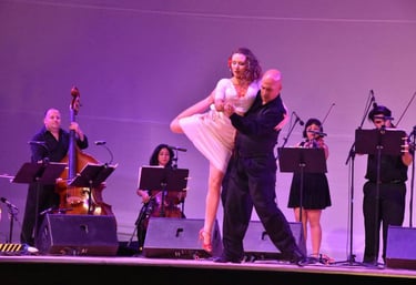 Bailarines profesionales de tango realizan una espectacular elevacion en el escenario