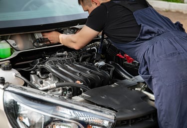 Mécanicien professionnel réparant une voiture à domicile